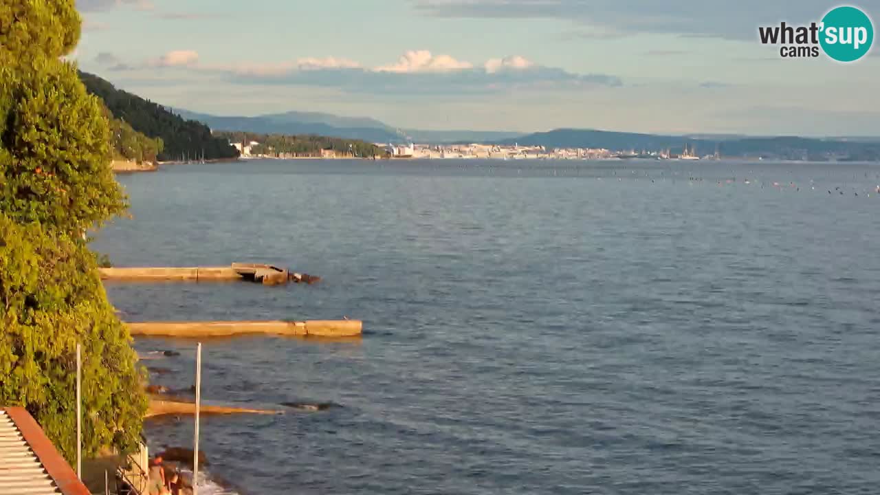 Gostilna BellaRiva kamera | Trst obala – pogled na Miramarski grad