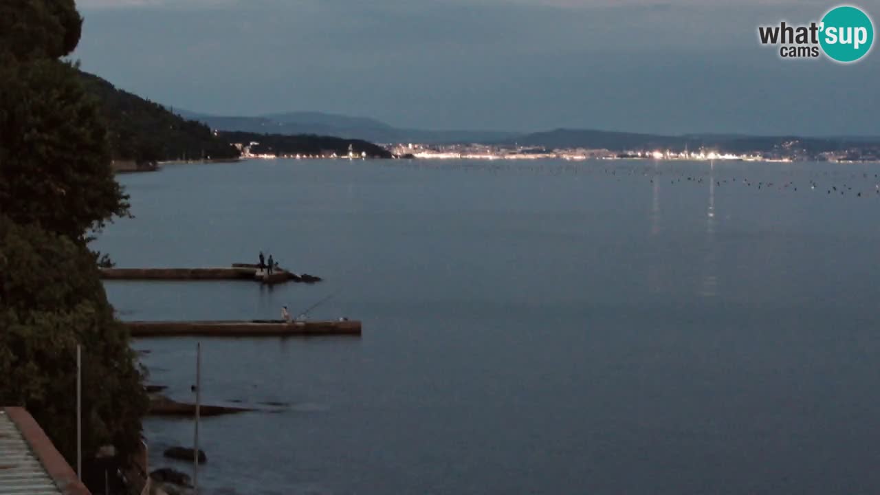 Gostilna BellaRiva kamera | Trst obala – pogled na Miramarski grad