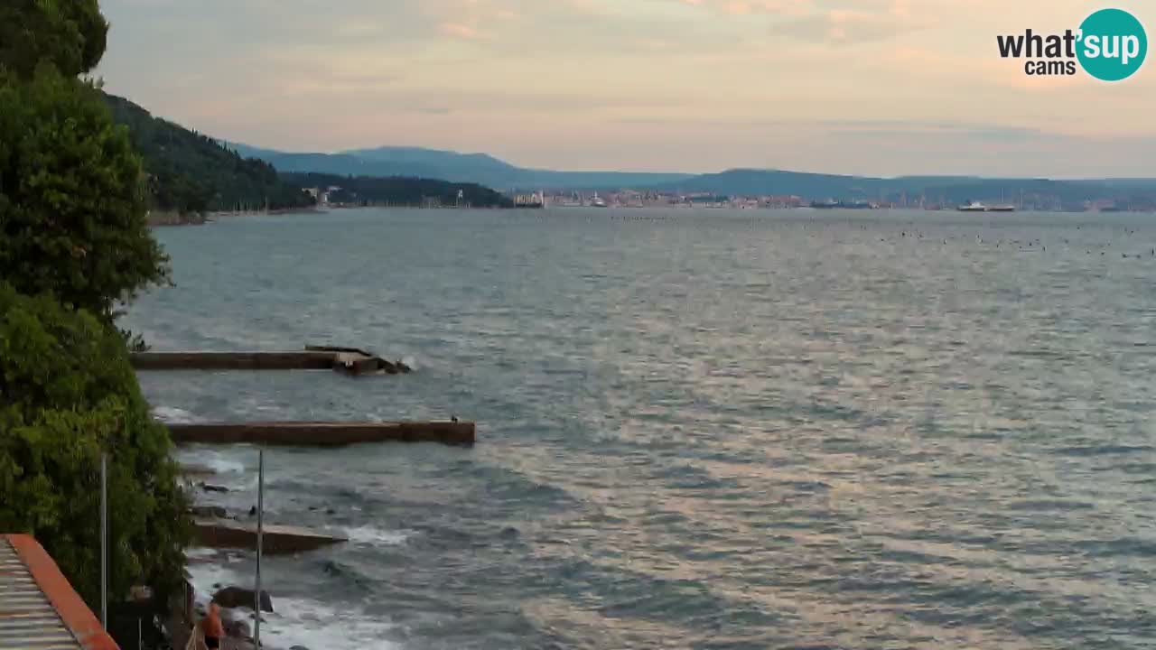 Trattoria BellaRiva webcam | Trieste costiera e castello di Miramare