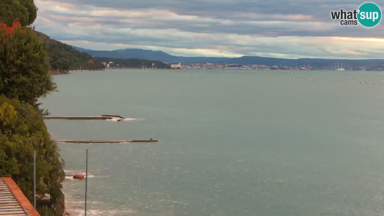 Trattoria BellaRiva webcam | Trieste costiera e castello di Miramare
