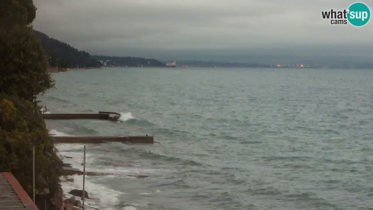 Trattoria BellaRiva webcam | Trieste costiera e castello di Miramare