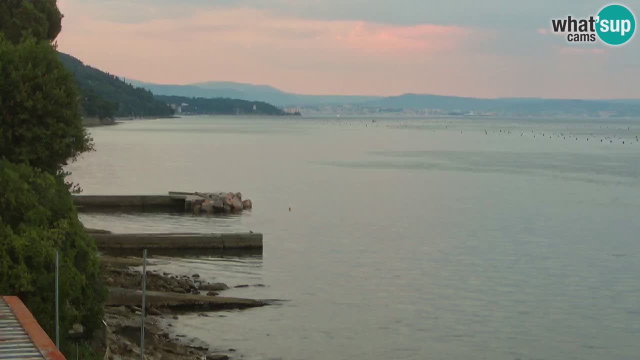 Trattoria BellaRiva webcam | Trieste costiera e castello di Miramare