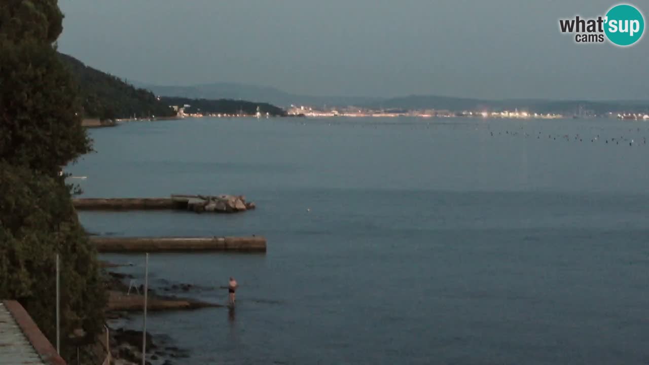 Trattoria BellaRiva webcam | Trieste costiera e castello di Miramare
