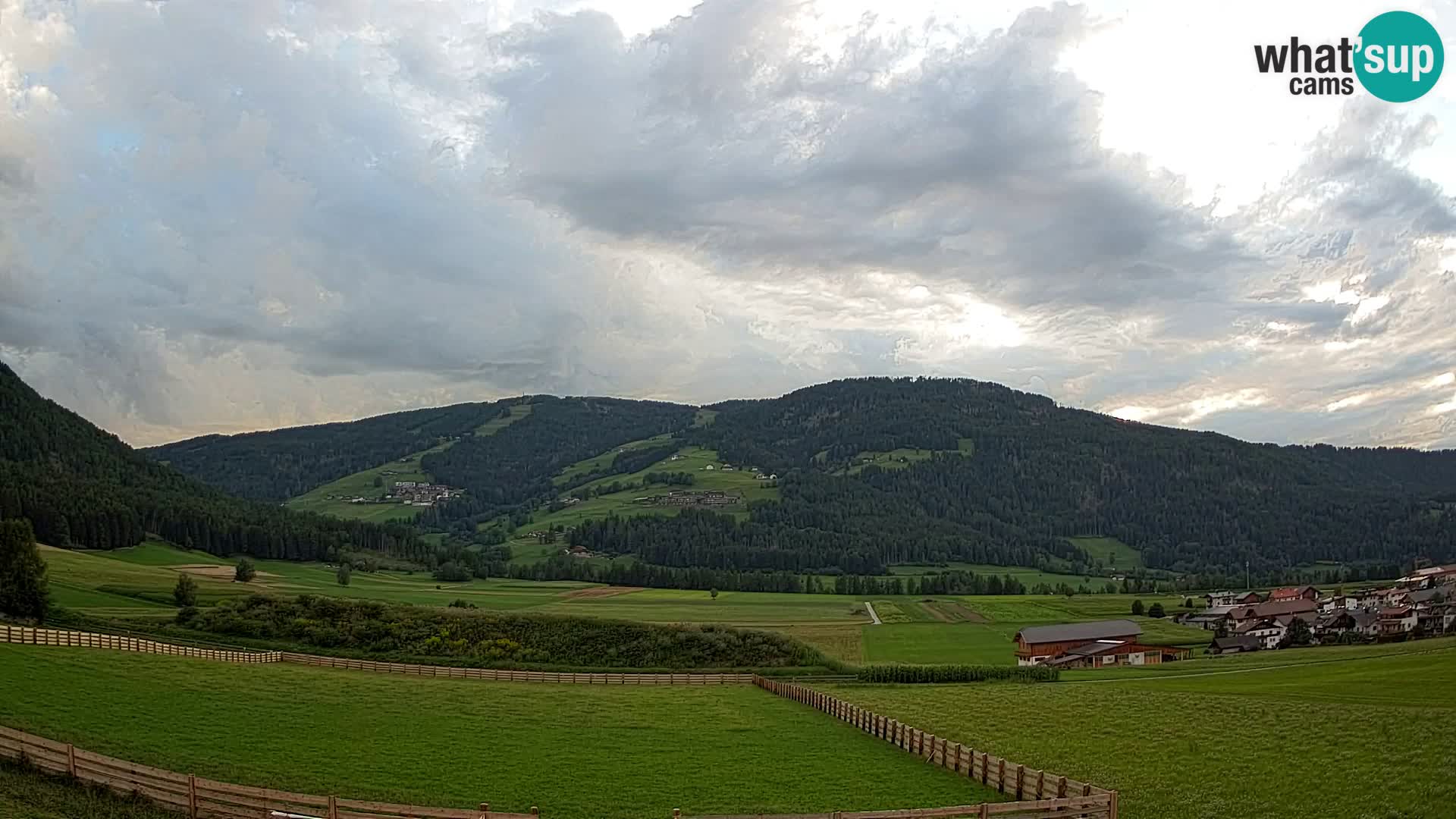 Webkamera Olang | Blick auf den Kronplatz von den Sottla Apartments