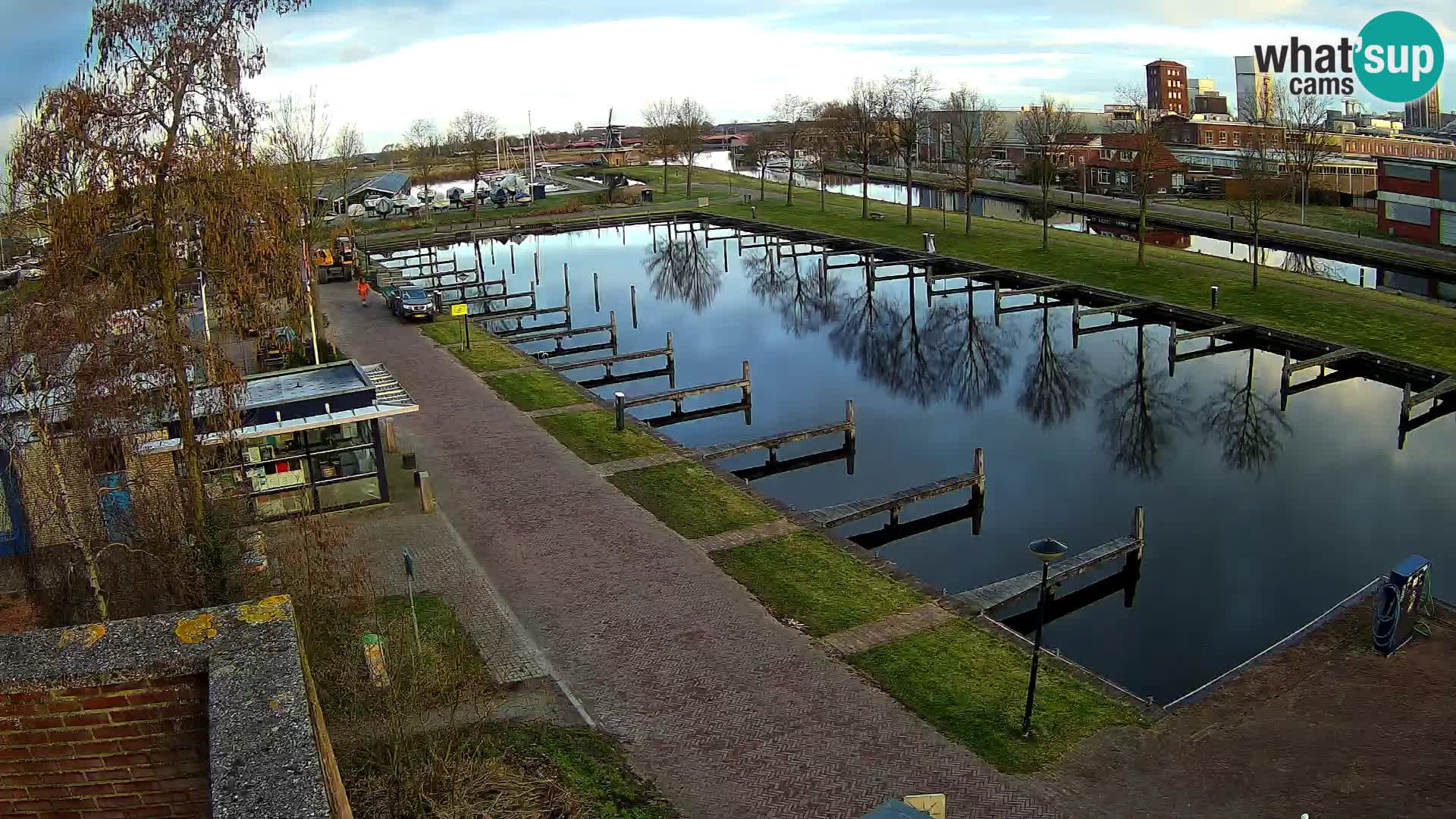 Joure harbour webcam – windmill view