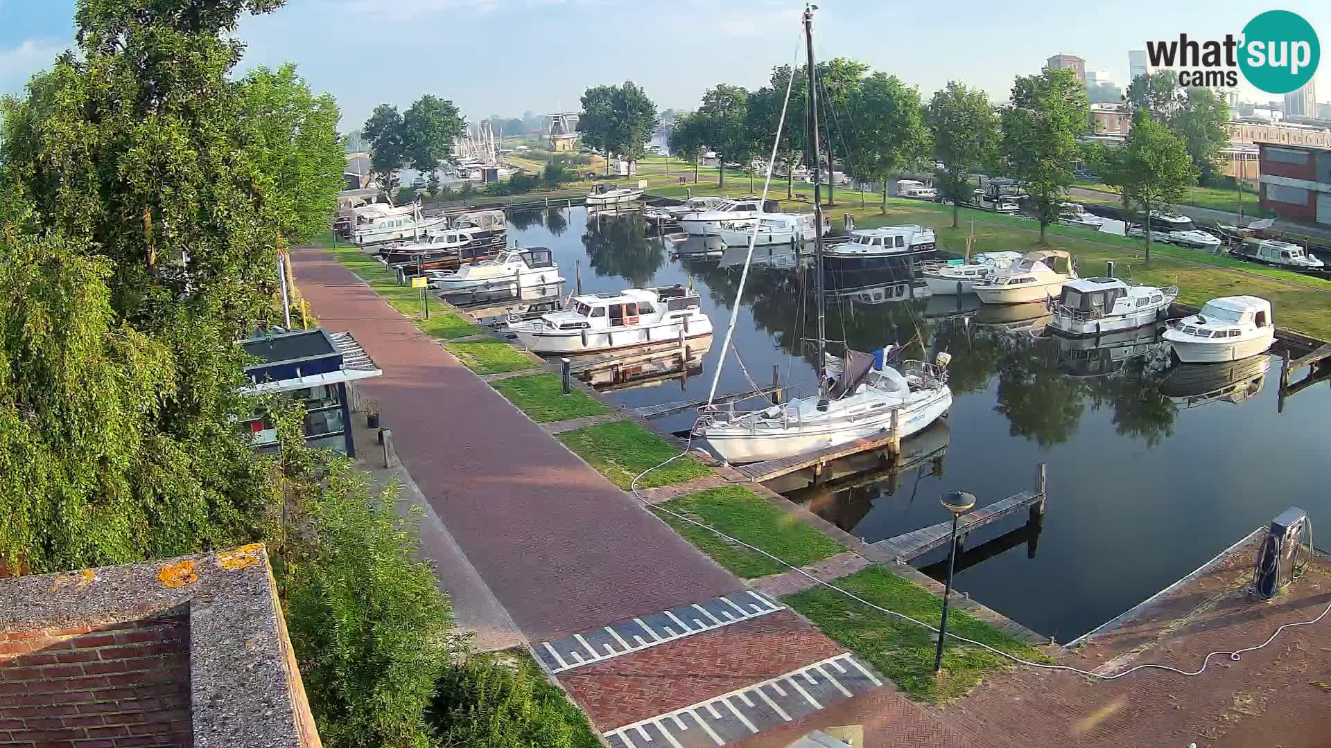 Joure harbour webcam – windmill view