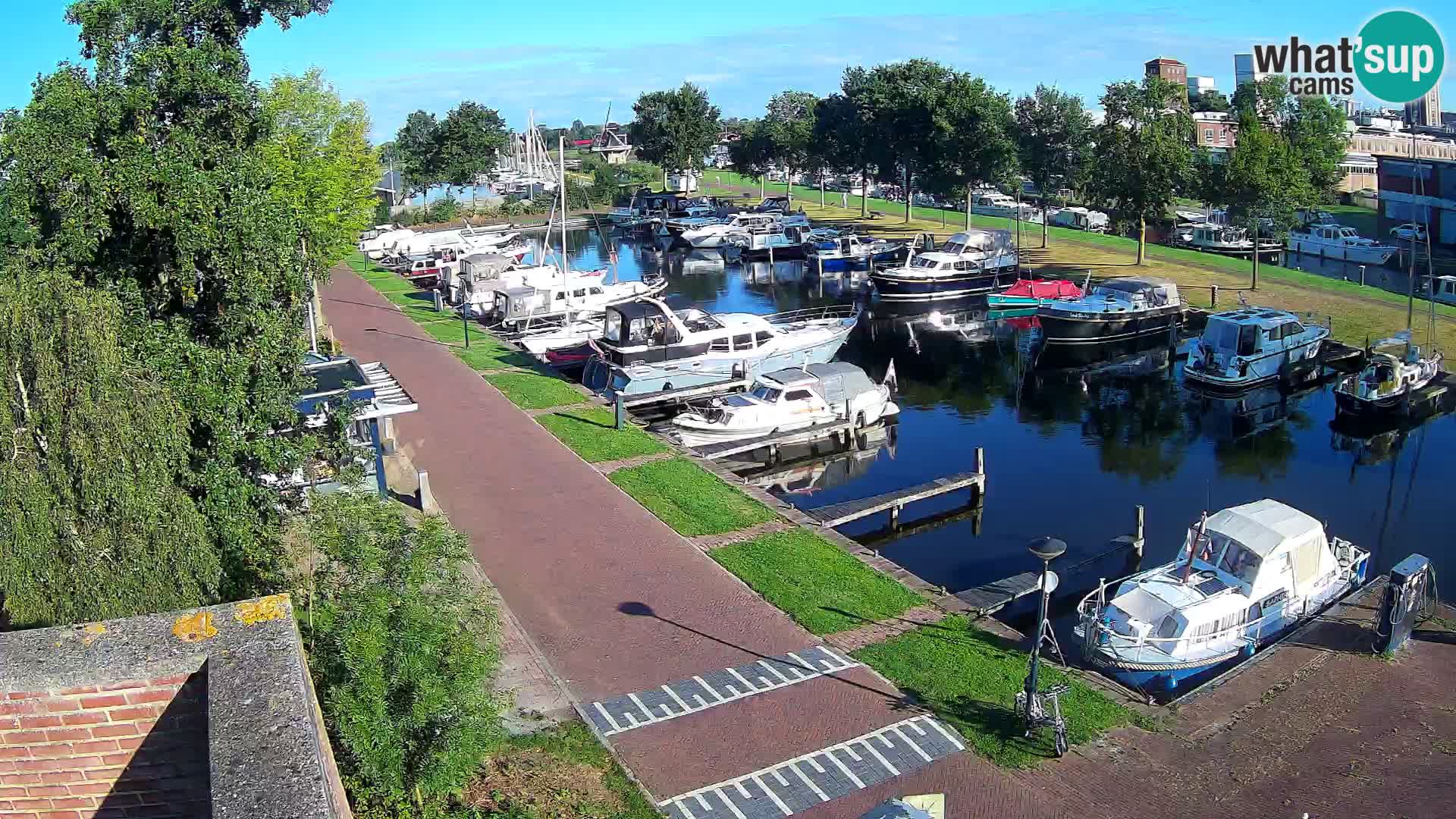 Joure harbour webcam – windmill view