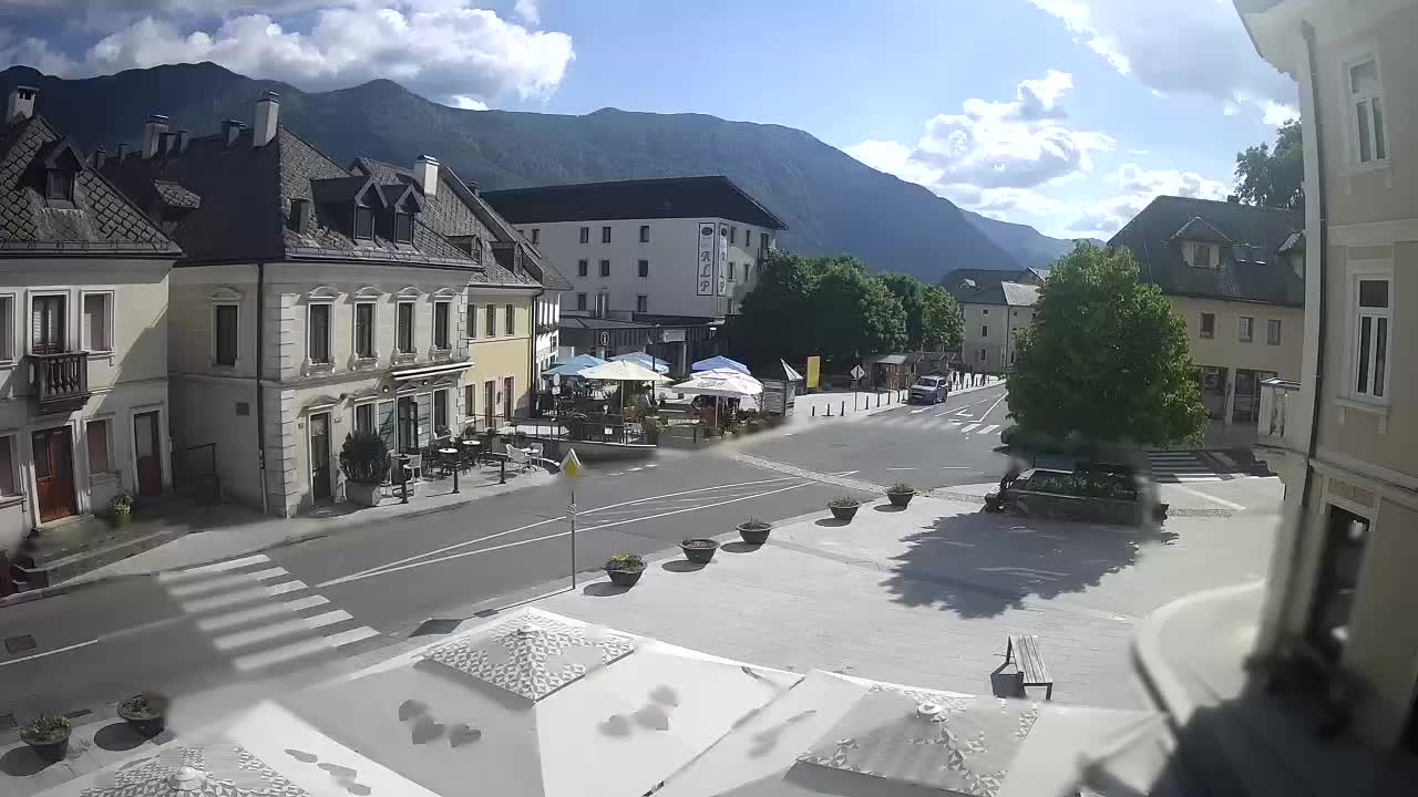 Piazza centrale a Plezzo