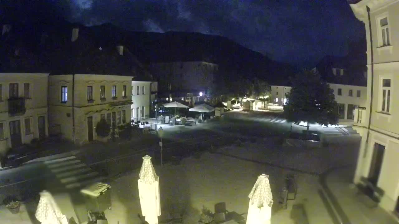 Piazza centrale a Plezzo