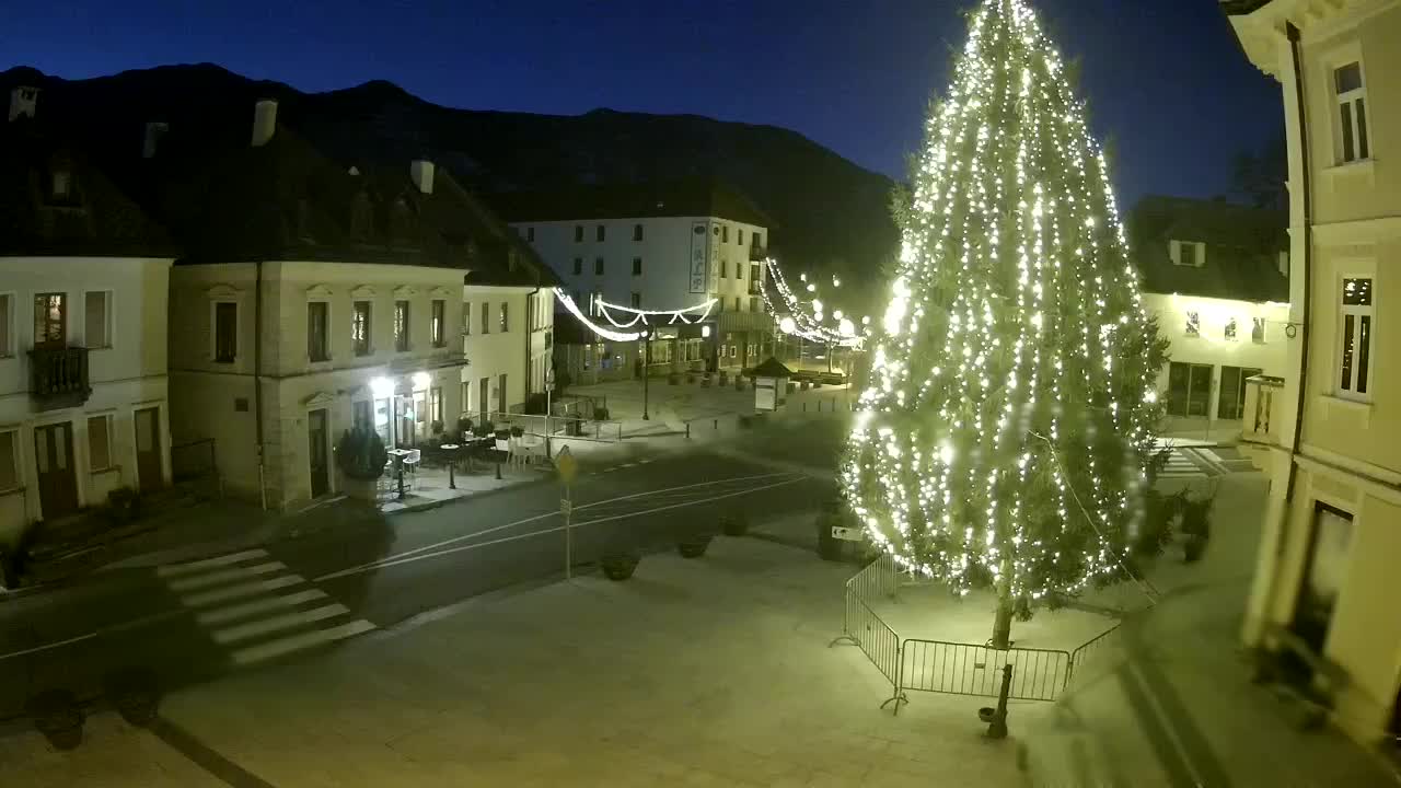 Piazza centrale a Plezzo