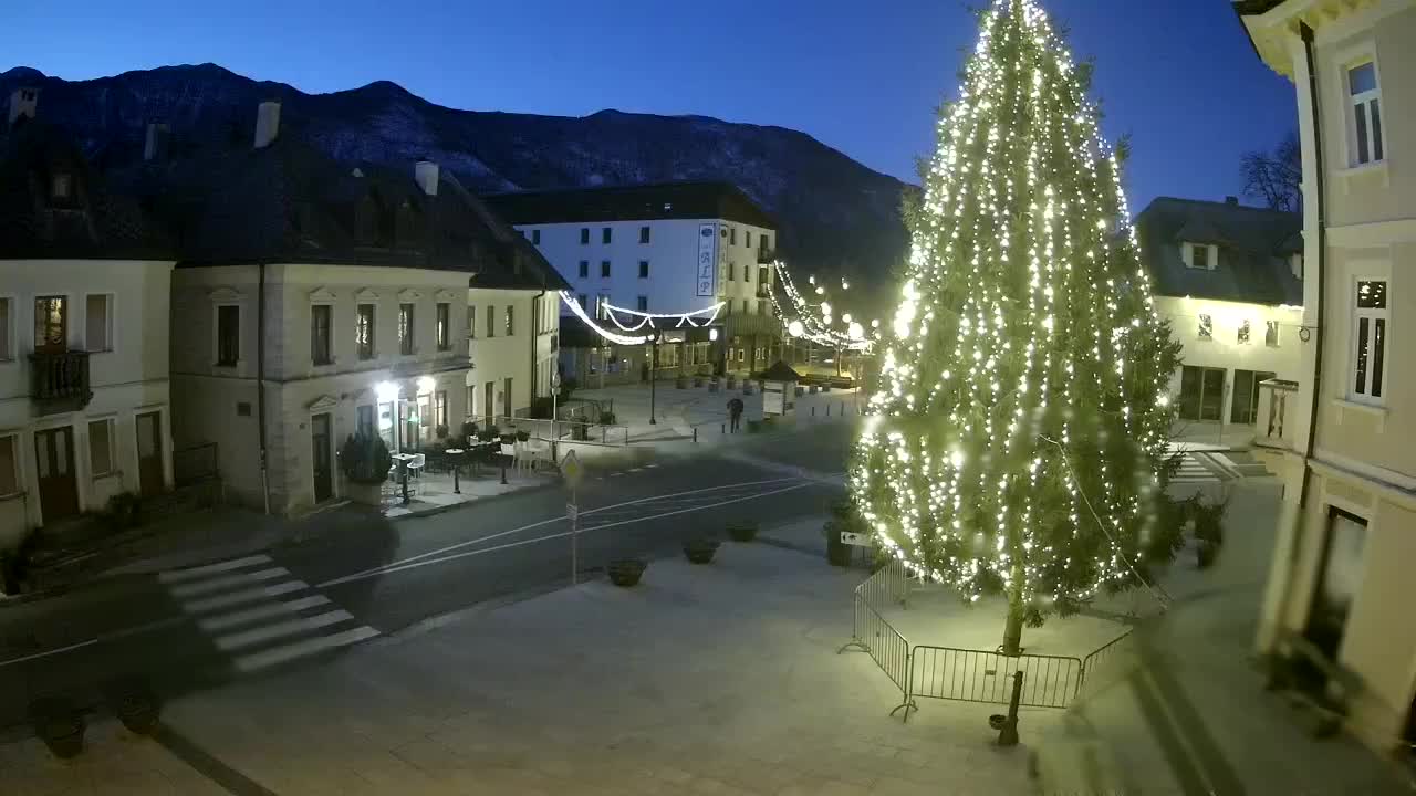 Piazza centrale a Plezzo