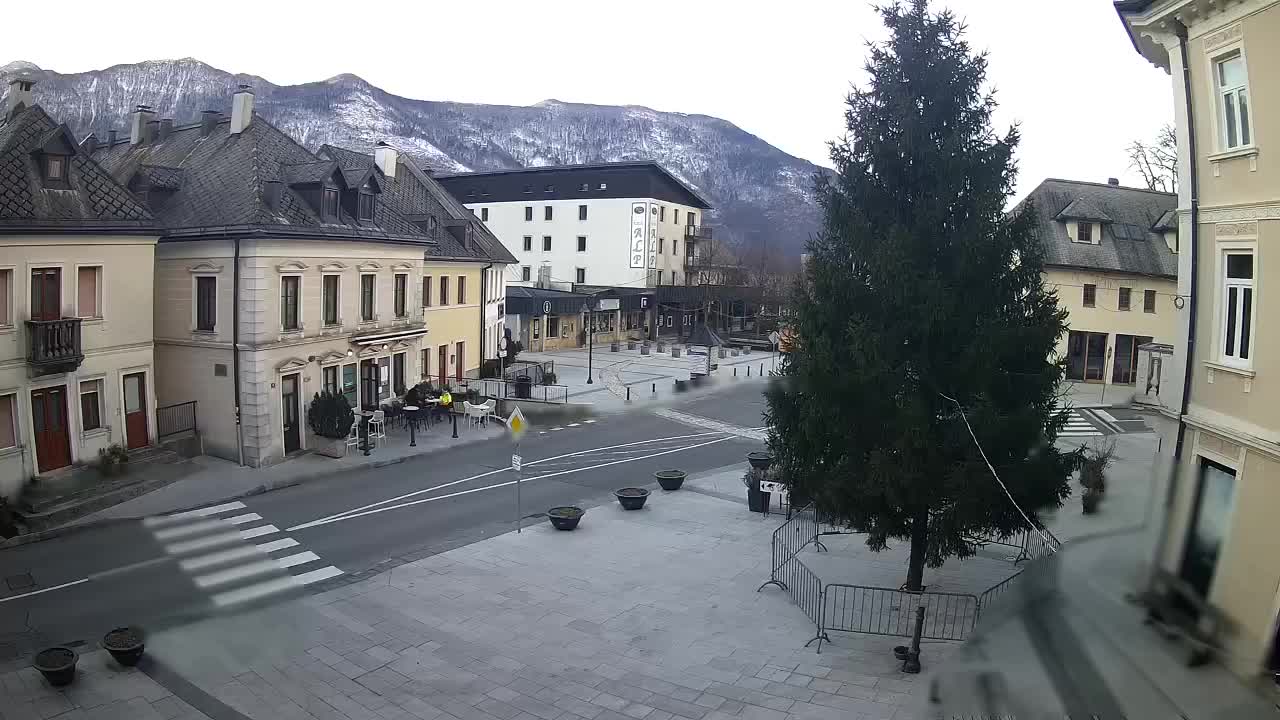 Piazza centrale a Plezzo