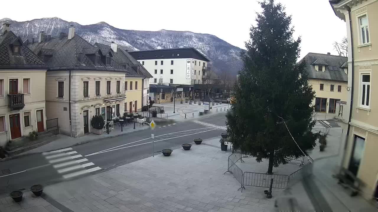 Piazza centrale a Plezzo