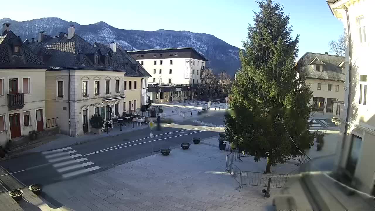 Piazza centrale a Plezzo