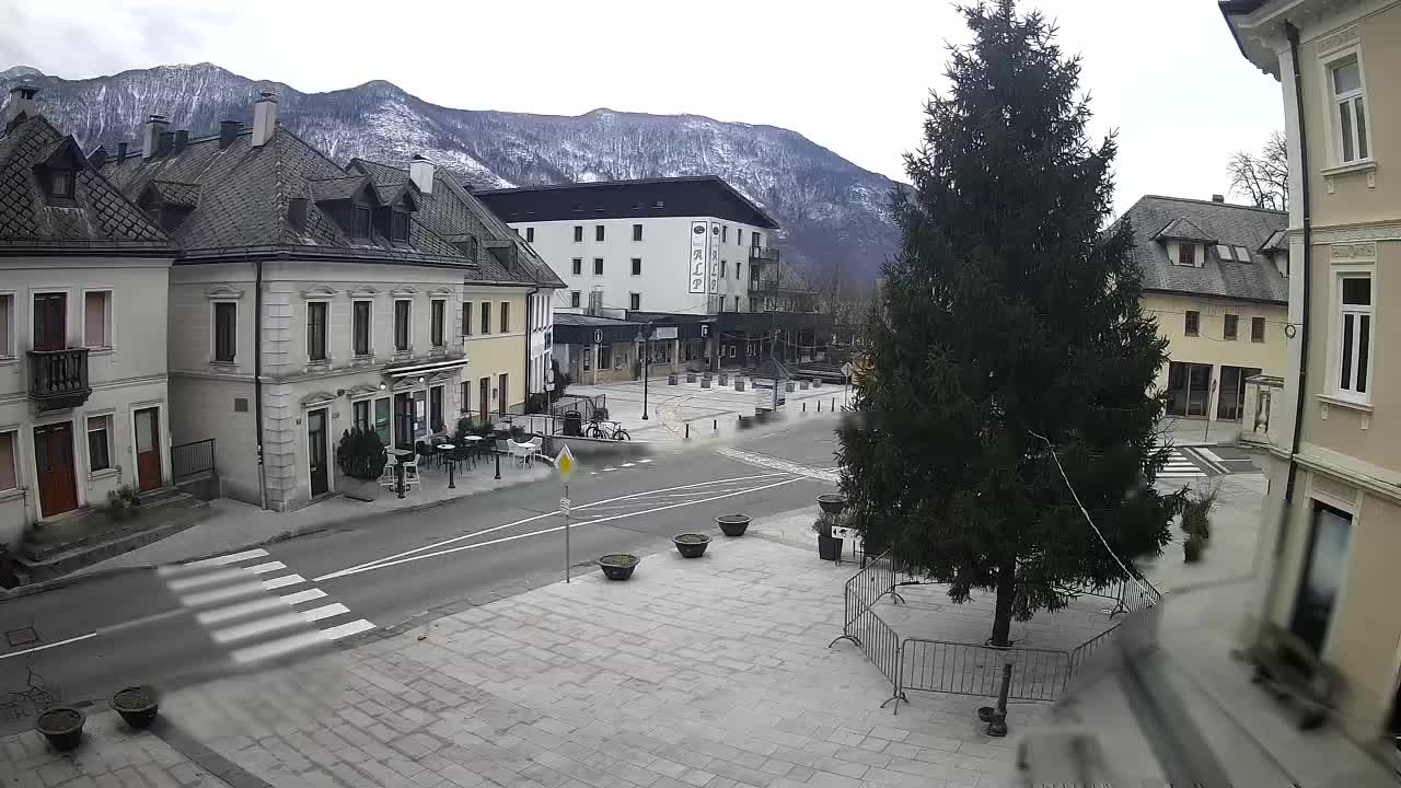 Piazza centrale a Plezzo