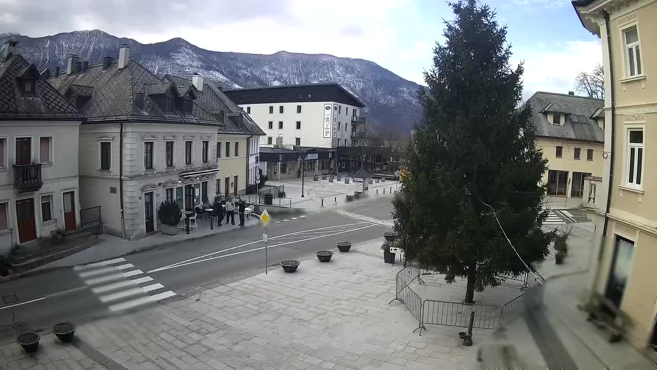 Piazza centrale a Plezzo