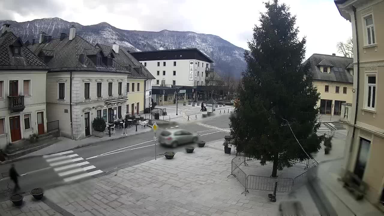 Piazza centrale a Plezzo