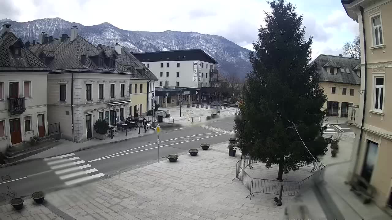 Piazza centrale a Plezzo