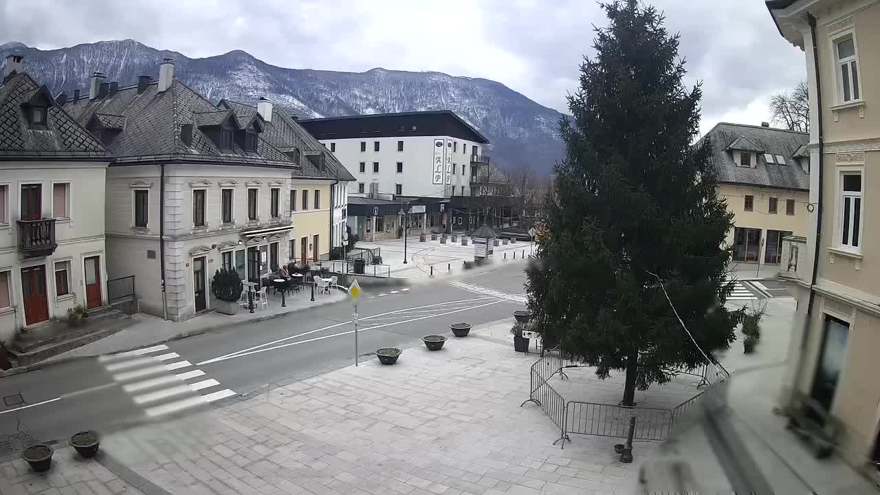 Piazza centrale a Plezzo