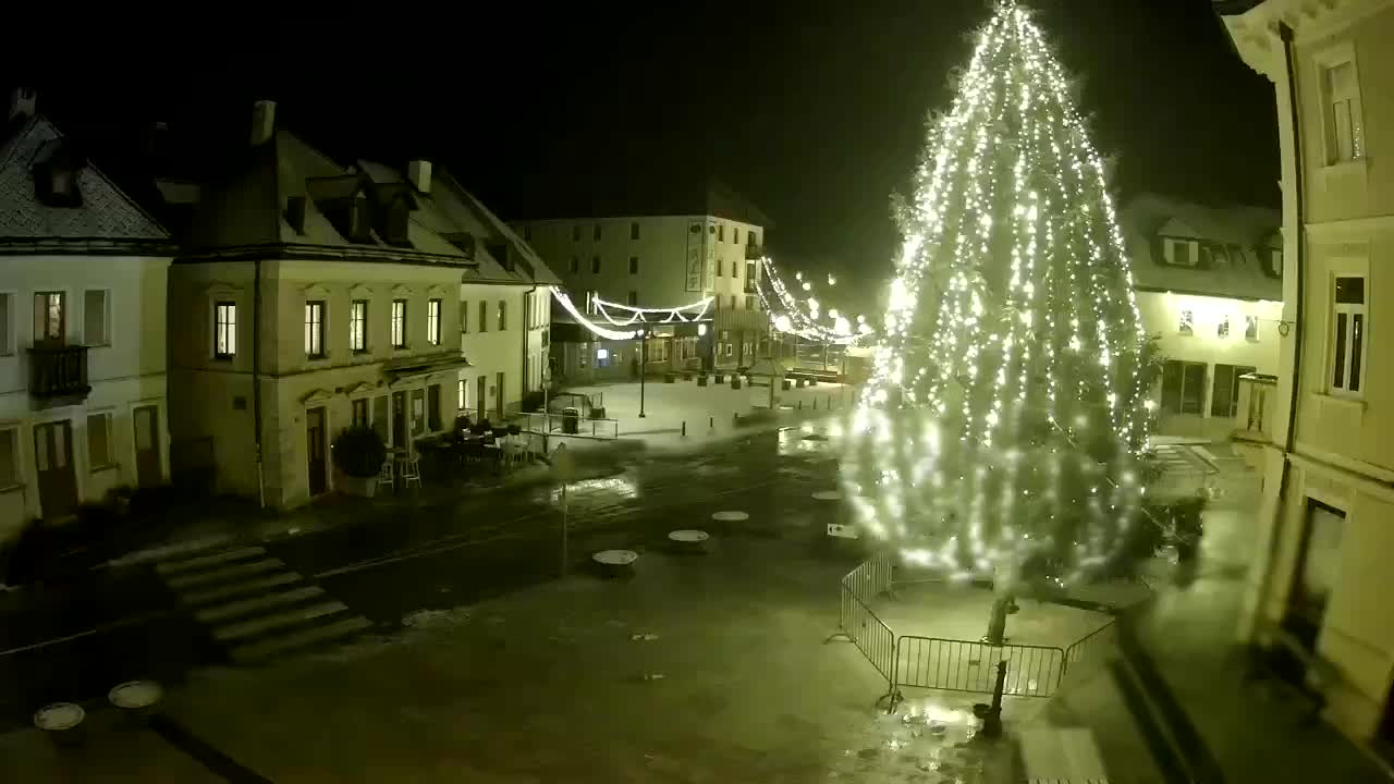 Piazza centrale a Plezzo