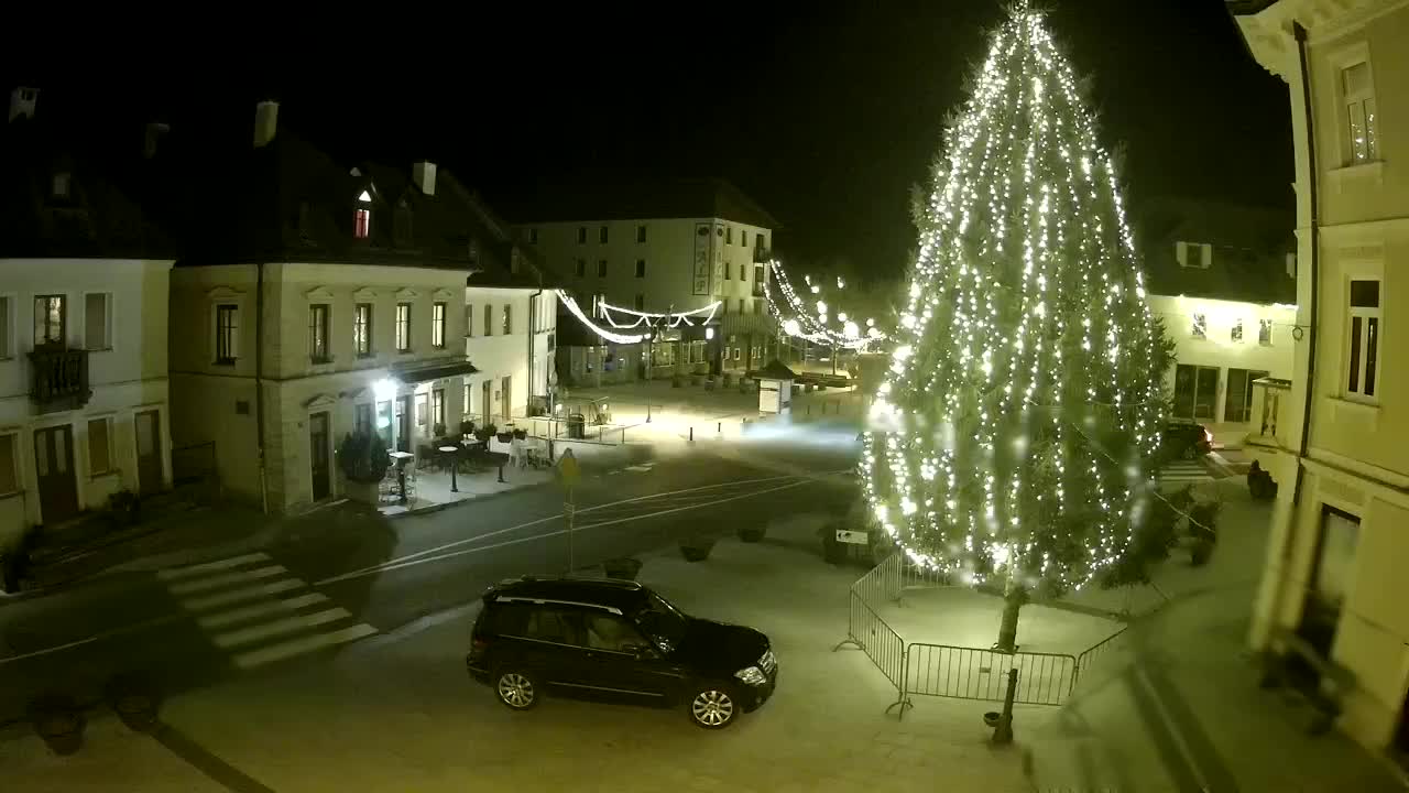 Piazza centrale a Plezzo