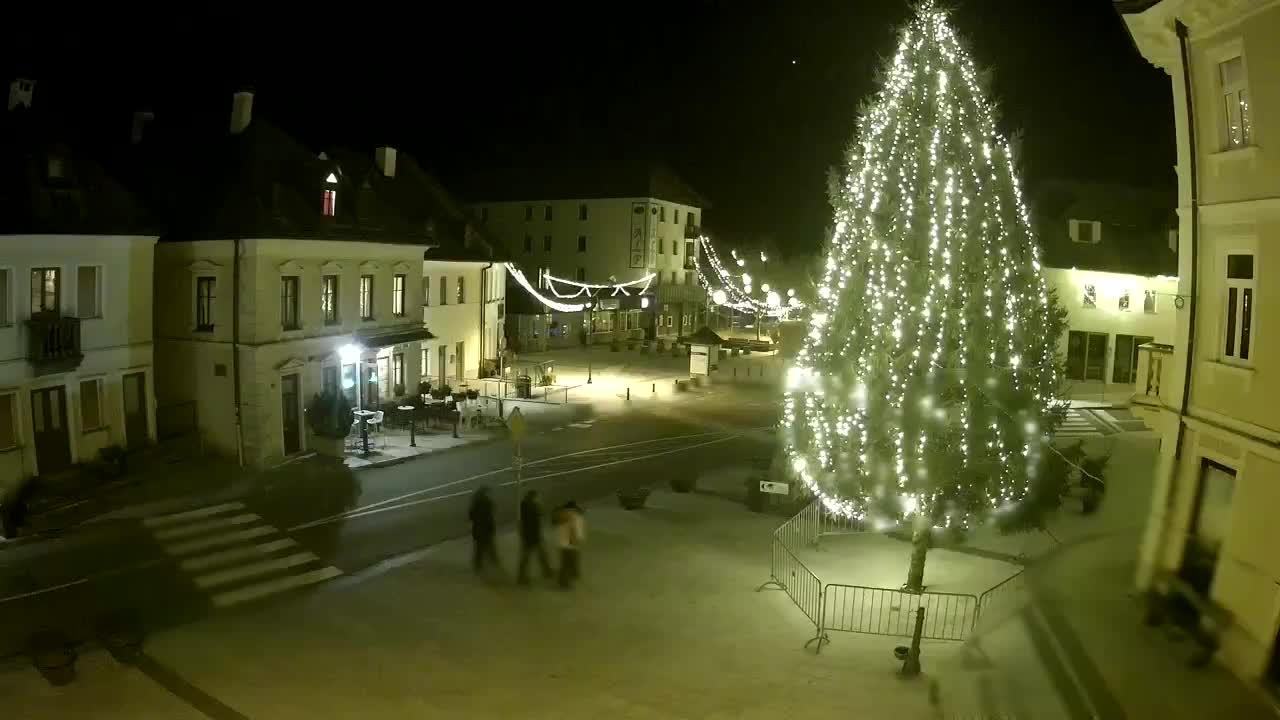 Piazza centrale a Plezzo