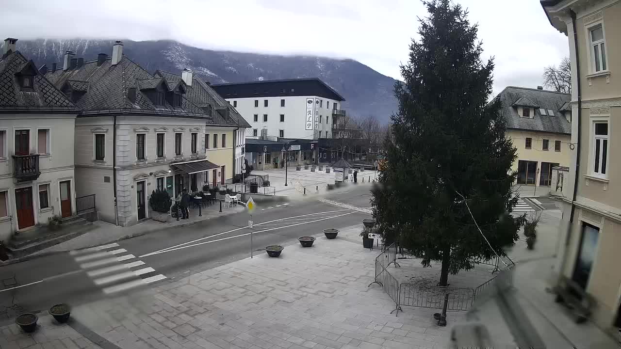 Piazza centrale a Plezzo