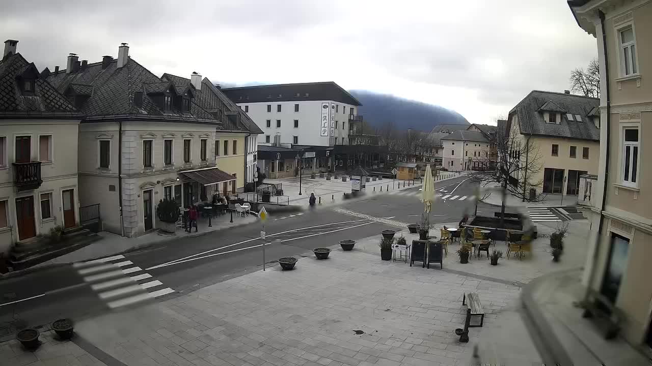 Piazza centrale a Plezzo