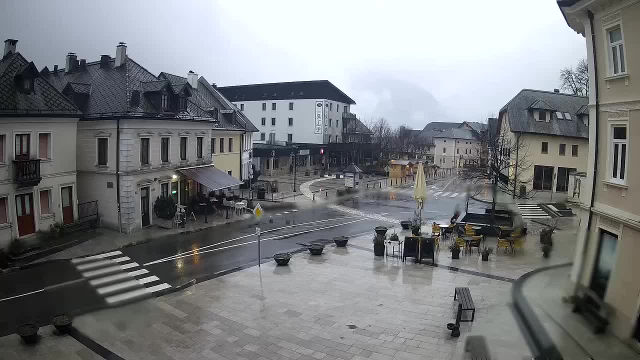 Piazza centrale a Plezzo