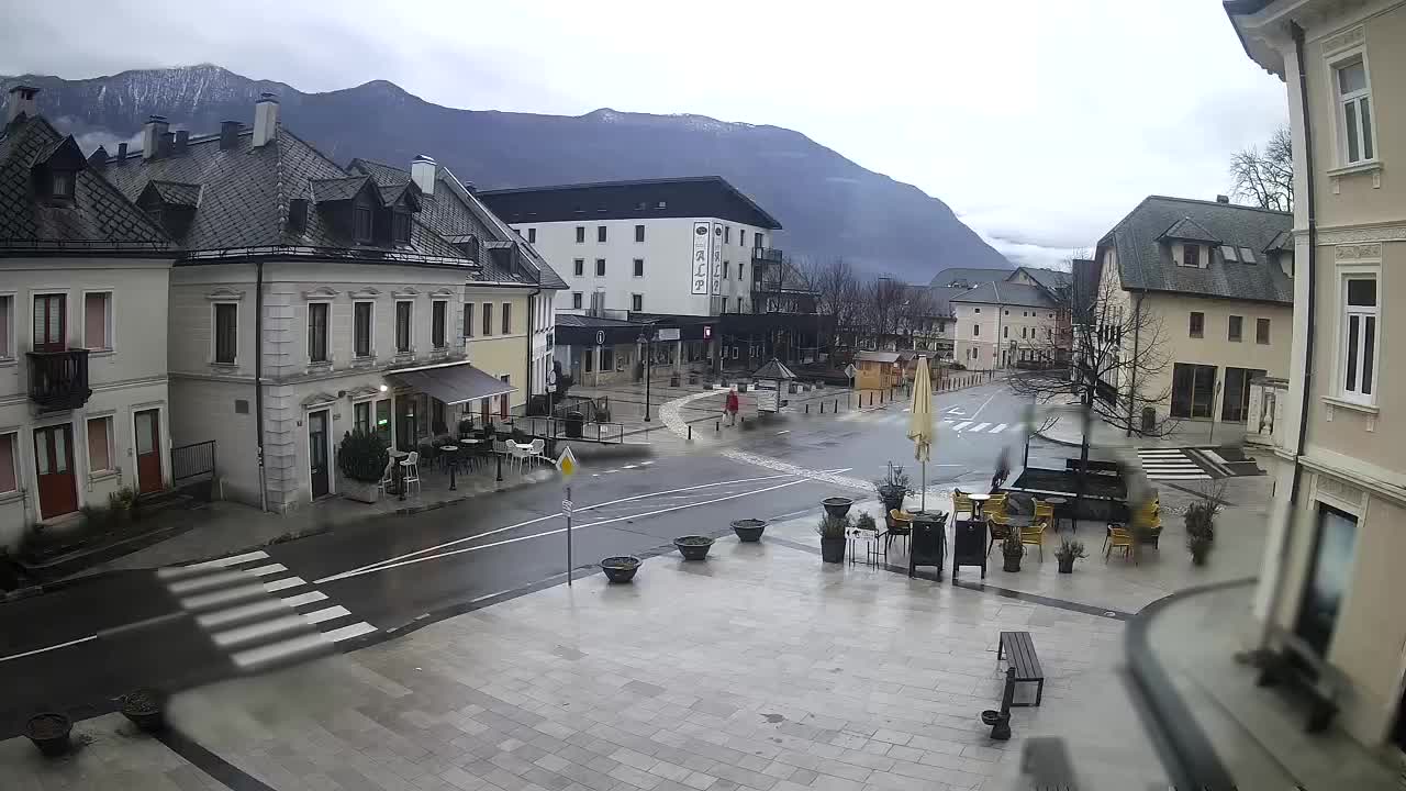 Piazza centrale a Plezzo