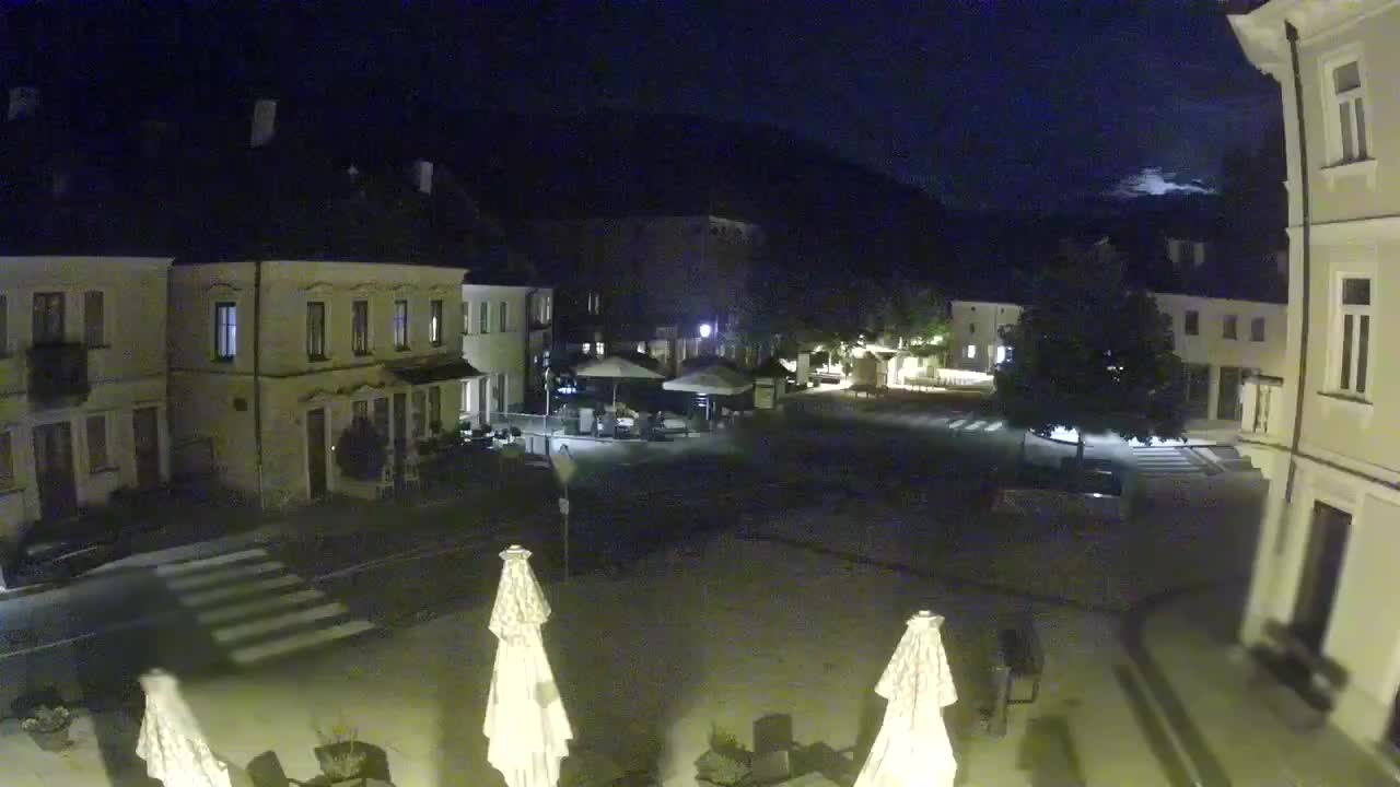 Piazza centrale a Plezzo