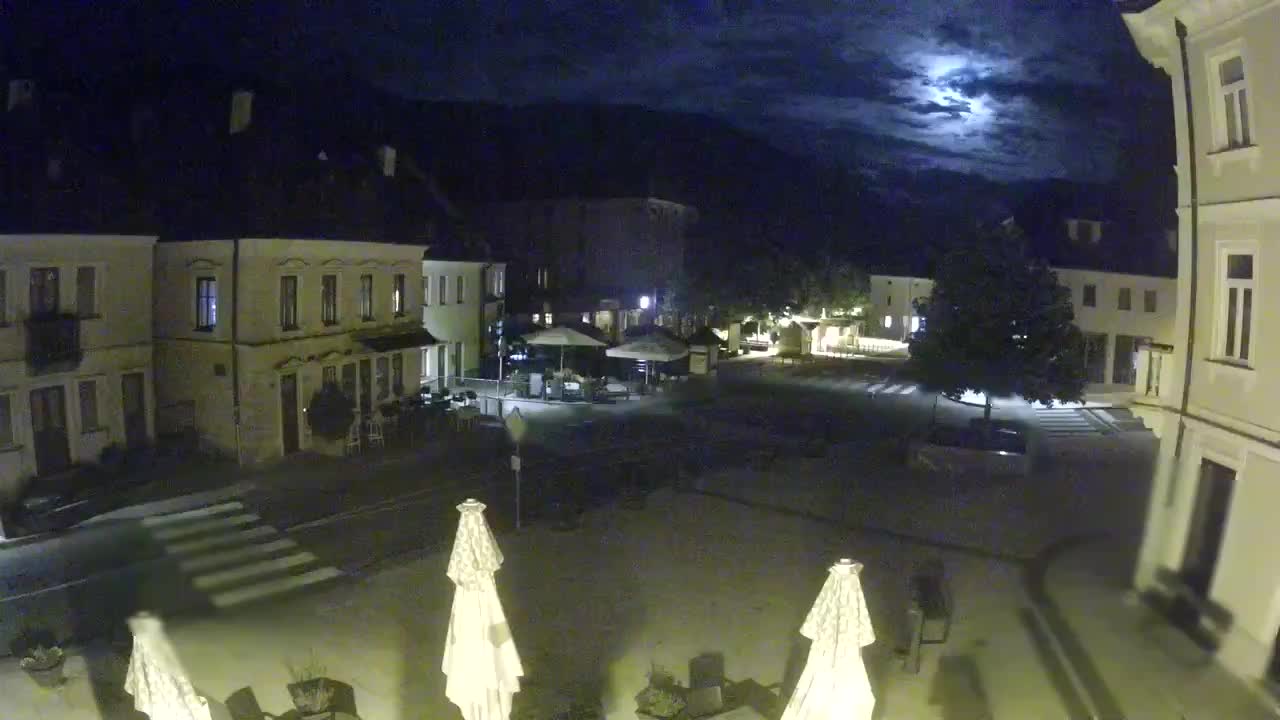 Piazza centrale a Plezzo