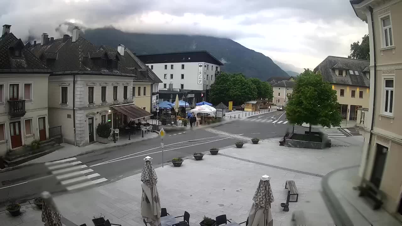 Piazza centrale a Plezzo