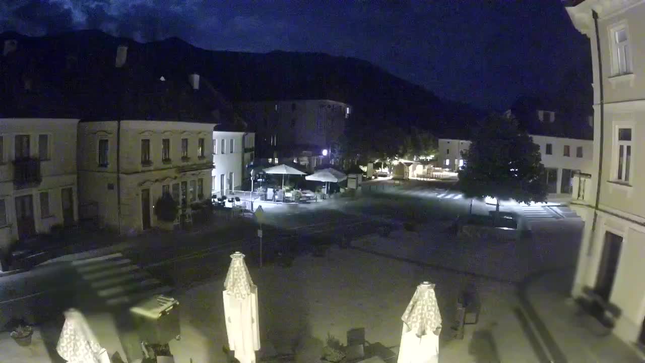 Piazza centrale a Plezzo