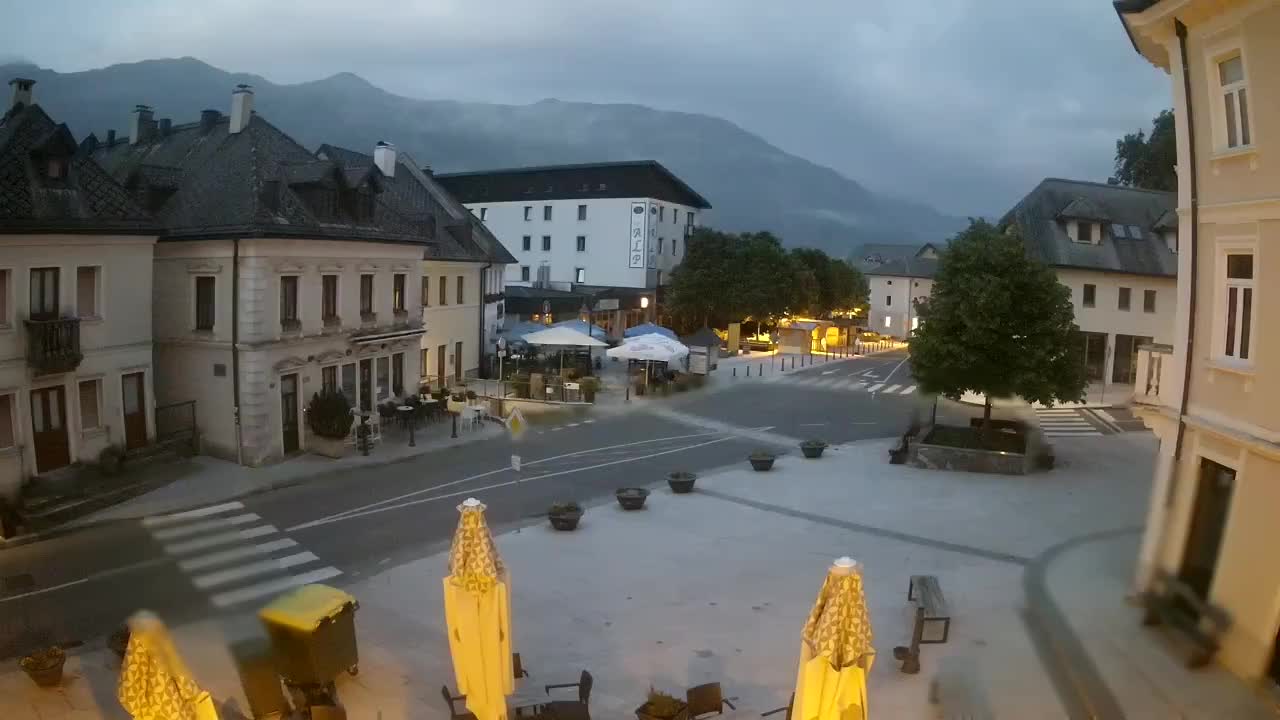Piazza centrale a Plezzo