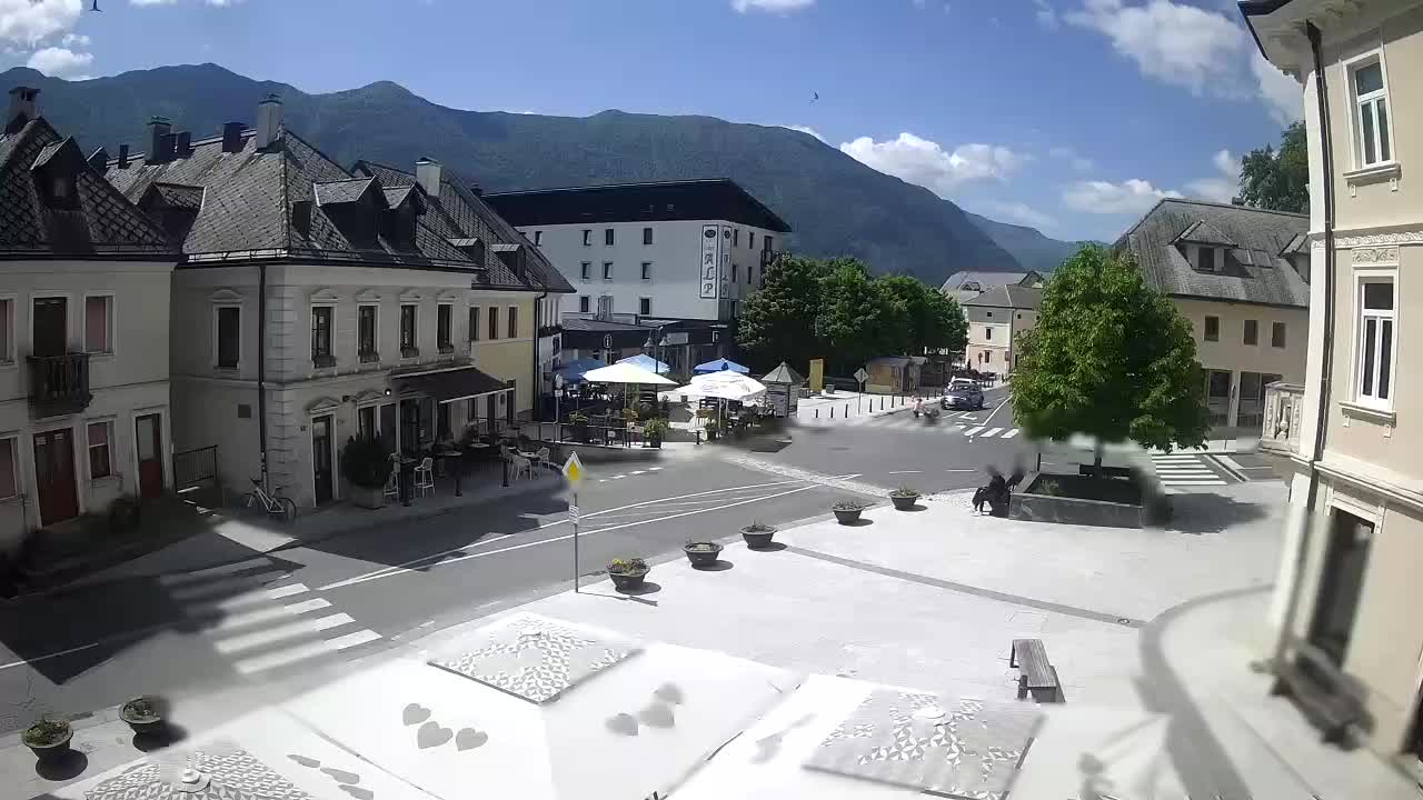 Piazza centrale a Plezzo