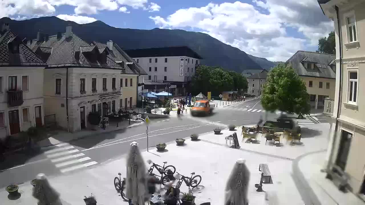 Piazza centrale a Plezzo
