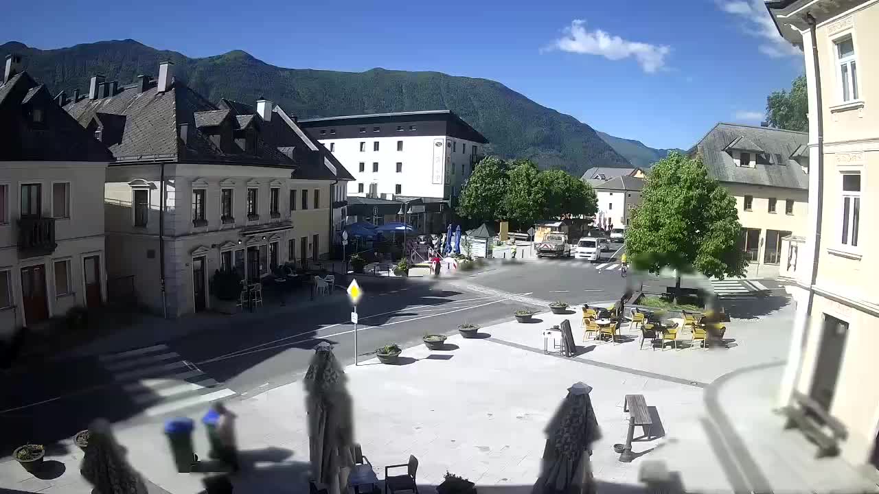 Piazza centrale a Plezzo