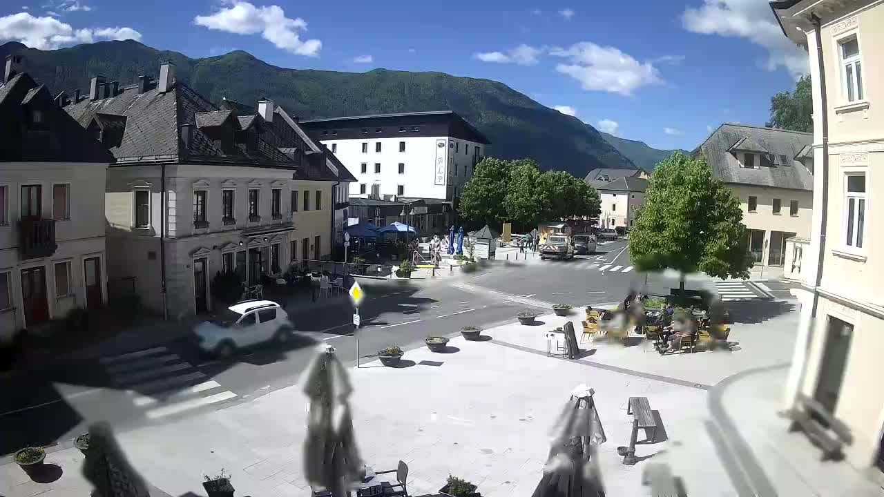 Piazza centrale a Plezzo