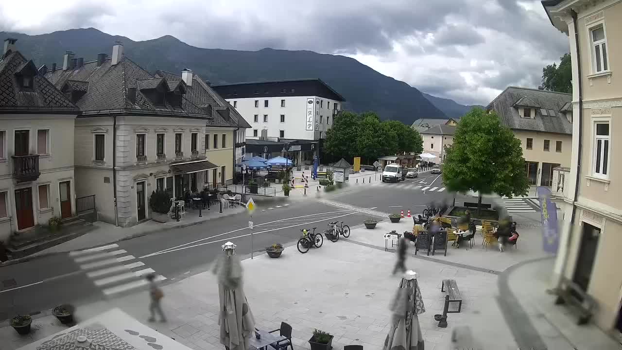 Piazza centrale a Plezzo