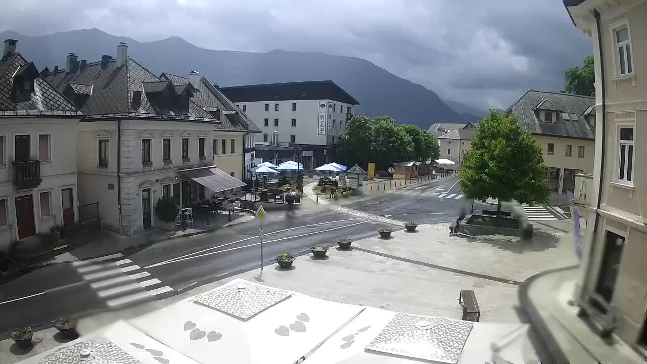 Piazza centrale a Plezzo