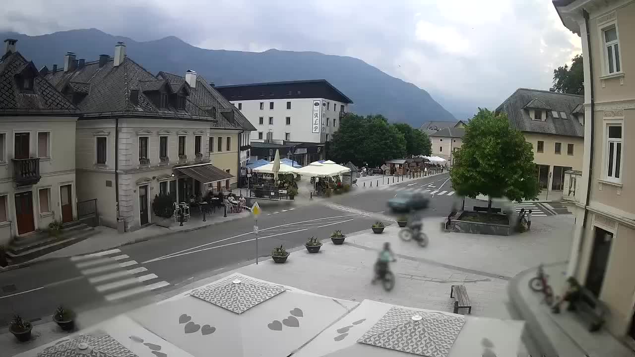 Piazza centrale a Plezzo