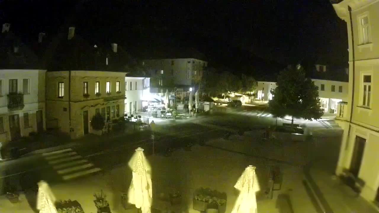 Piazza centrale a Plezzo