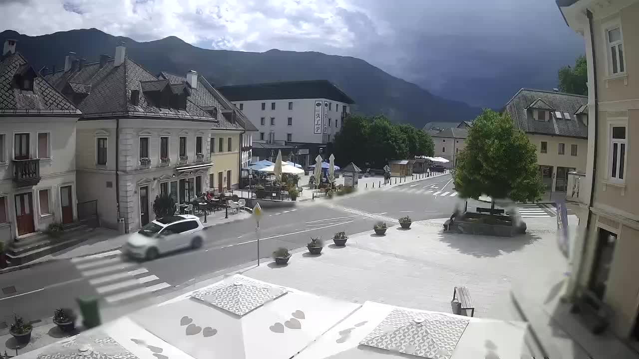 Piazza centrale a Plezzo