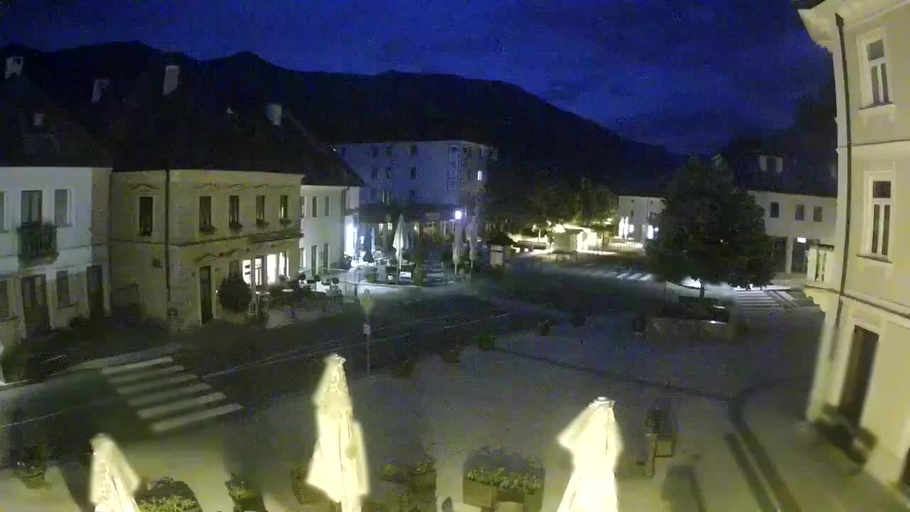 Piazza centrale a Plezzo