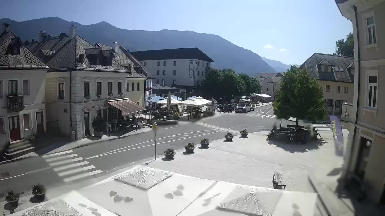 Piazza centrale a Plezzo