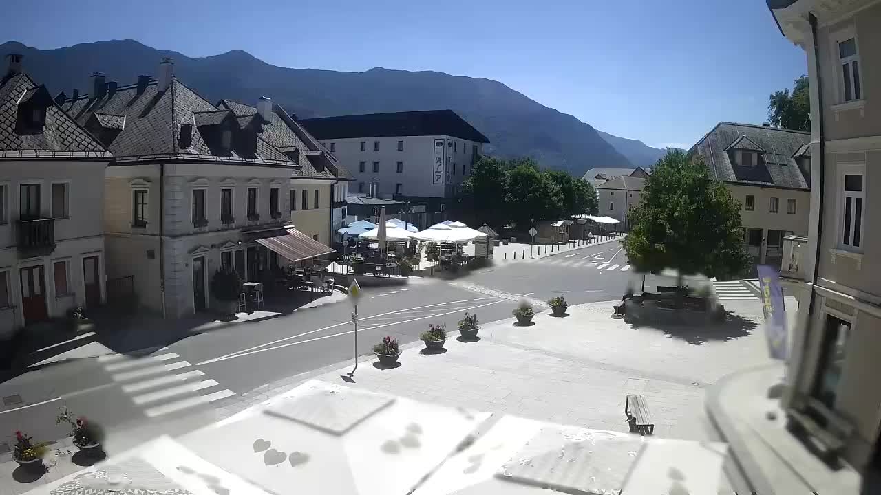 Piazza centrale a Plezzo