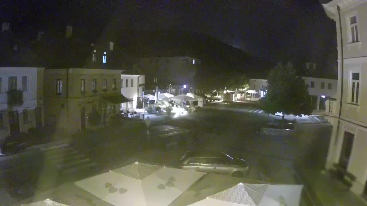 Piazza centrale a Plezzo