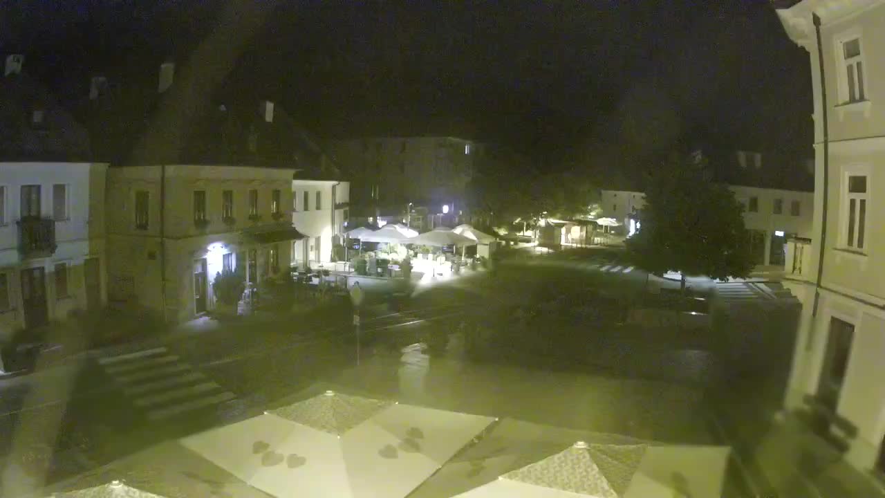 Piazza centrale a Plezzo