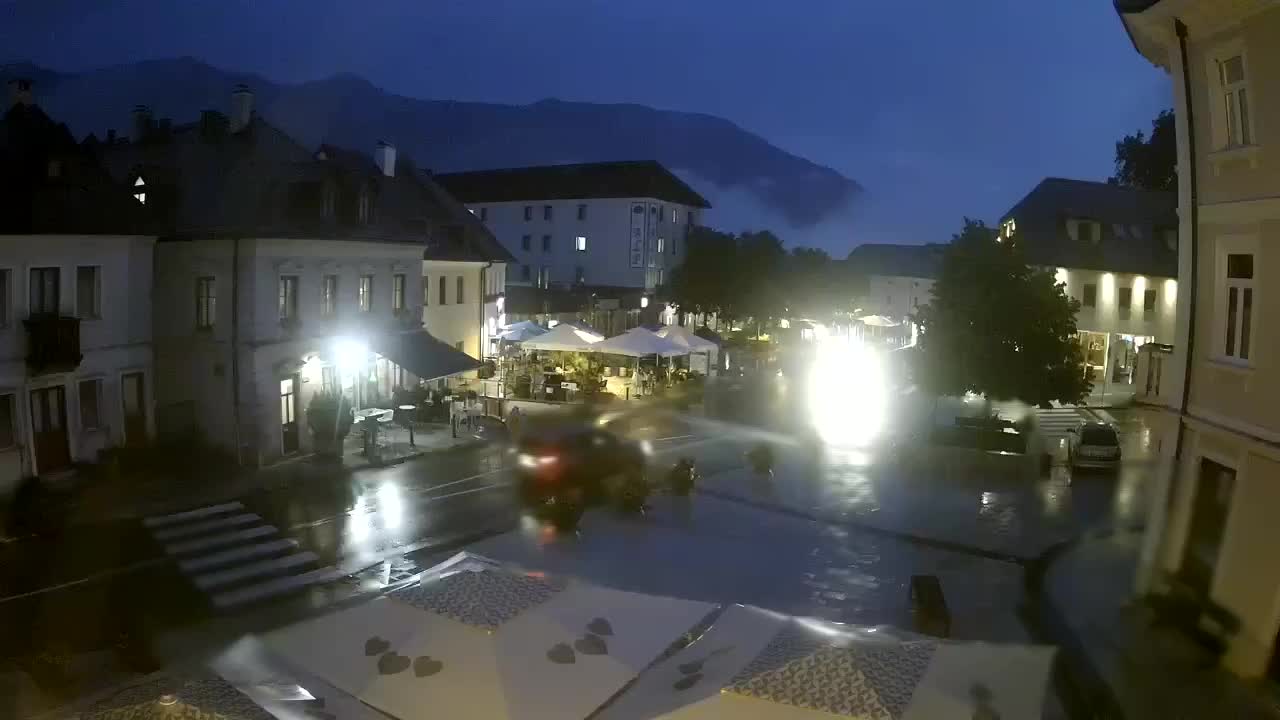 Piazza centrale a Plezzo